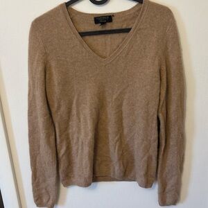100% Cashmere Women's V-Neck Long-Sleeve Sweater. Size small.